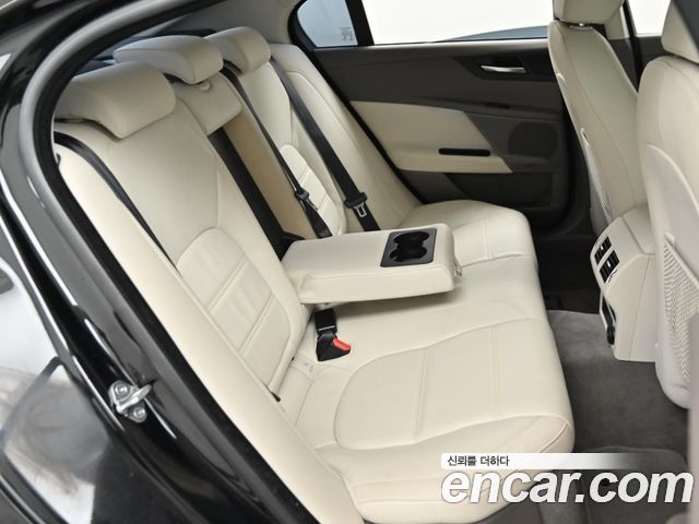 Jaguar XE 2018 — photo 12