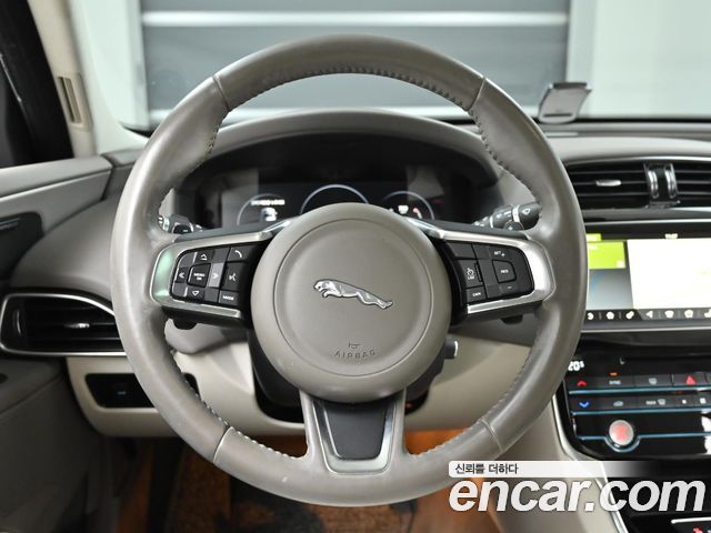Jaguar XE 2018 — photo 13