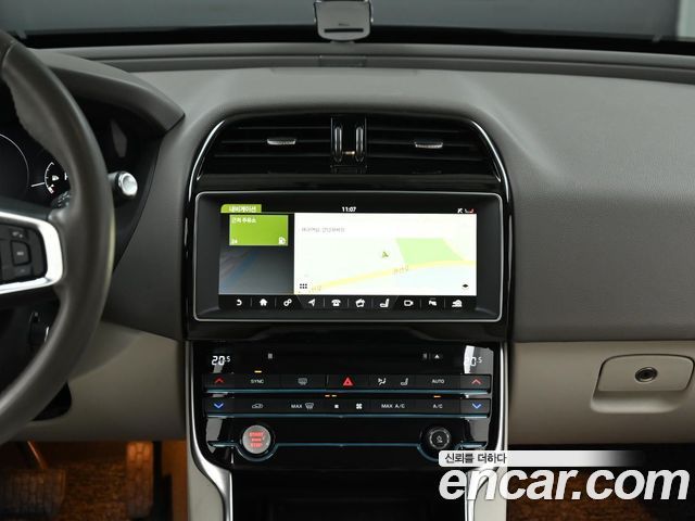 Jaguar XE 2018 — photo 14