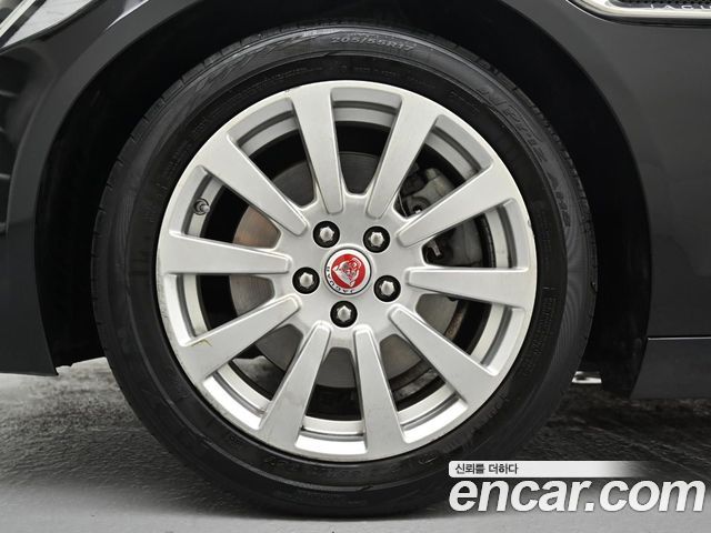 Jaguar XE 2018 — photo 16