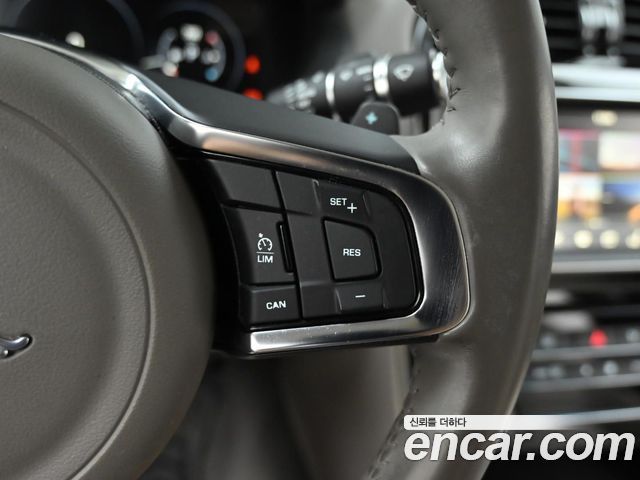 Jaguar XE 2018 — photo 17