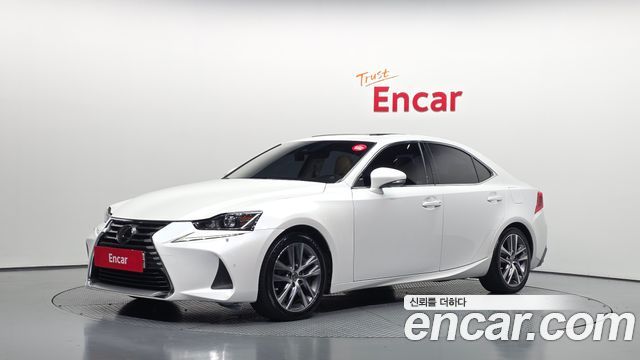 Lexus IS 2019 — photo 1