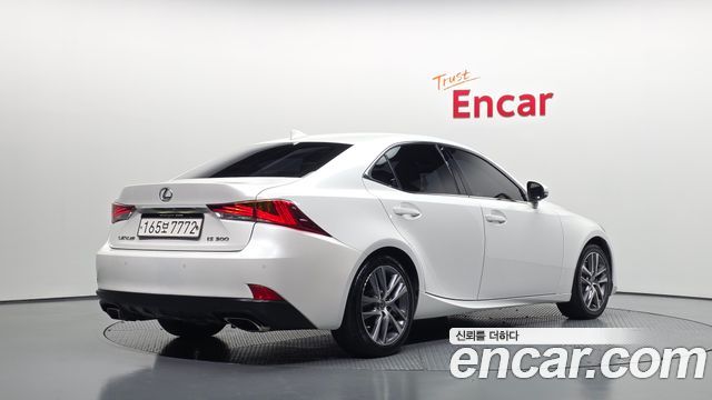 Lexus IS 2019 — photo 2