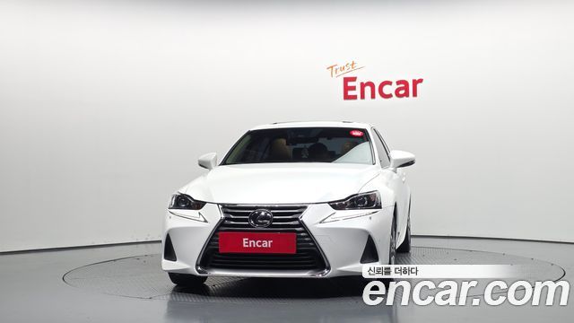 Lexus IS 2019 — photo 3