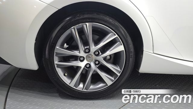 Lexus IS 2019 — photo 5
