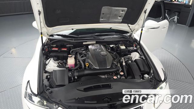 Lexus IS 2019 — photo 6