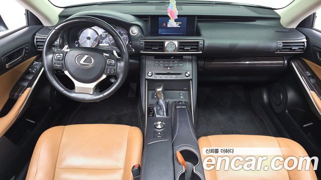 Lexus IS 2019 — photo 10