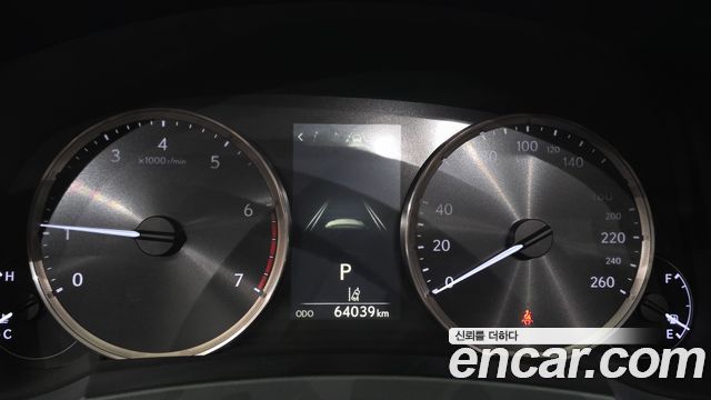 Lexus IS 2019 — photo 11