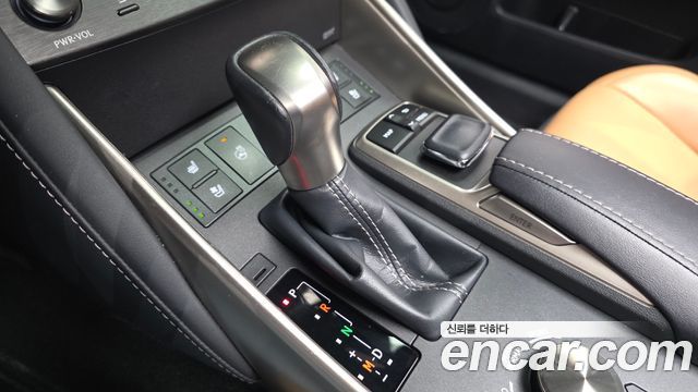 Lexus IS 2019 — photo 12