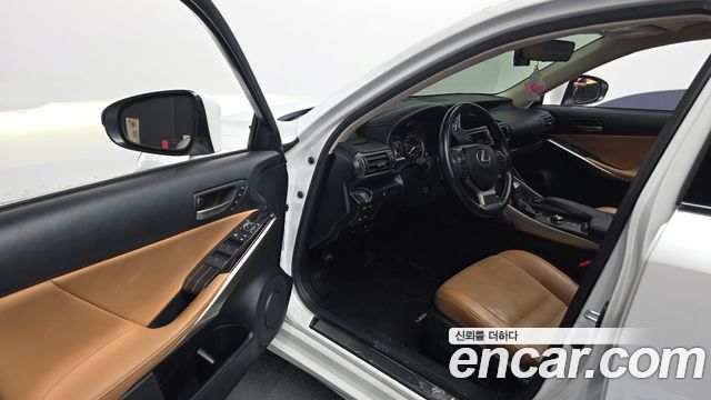 Lexus IS 2019 — photo 13