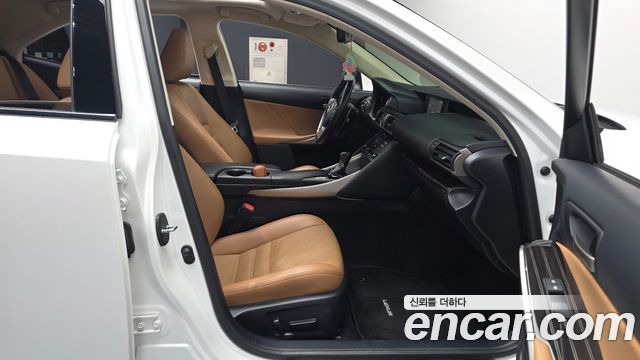 Lexus IS 2019 — photo 17