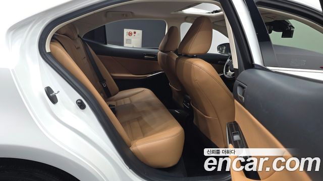 Lexus IS 2019 — photo 18