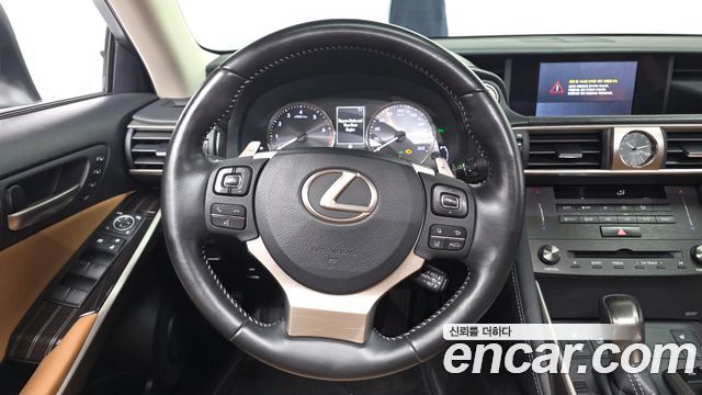 Lexus IS 2019 — photo 19