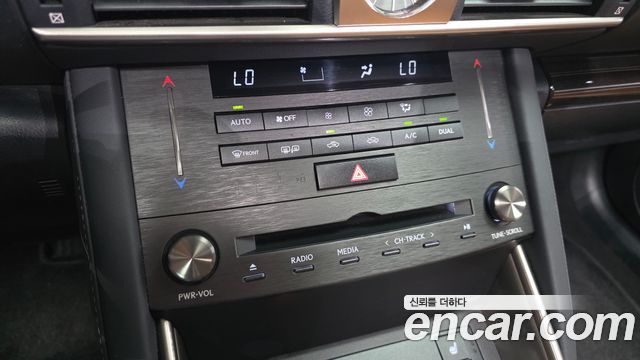 Lexus IS 2019 — photo 24
