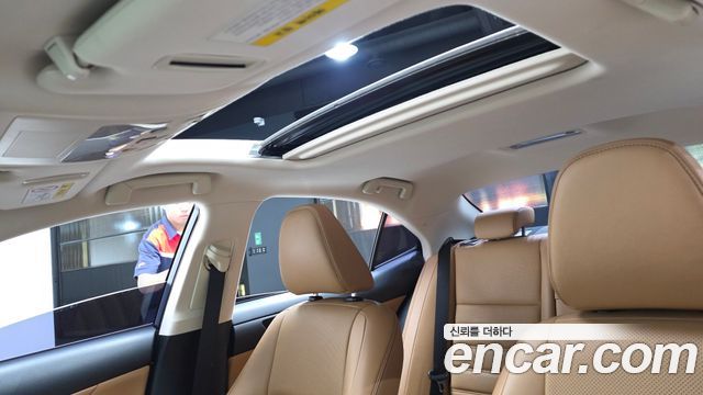 Lexus IS 2019 — photo 25