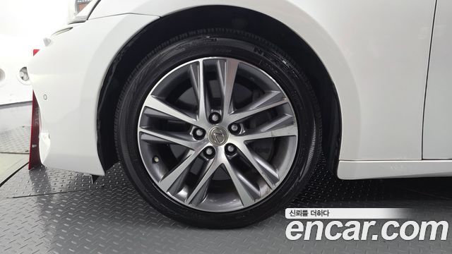 Lexus IS 2019 — photo 7
