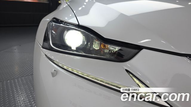 Lexus IS 2019 — photo 8
