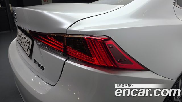 Lexus IS 2019 — photo 9