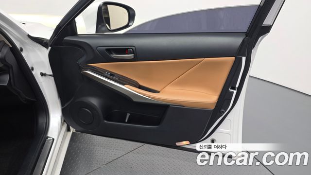 Lexus IS 2019 — photo 14