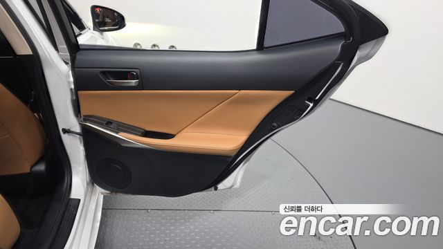 Lexus IS 2019 — photo 15