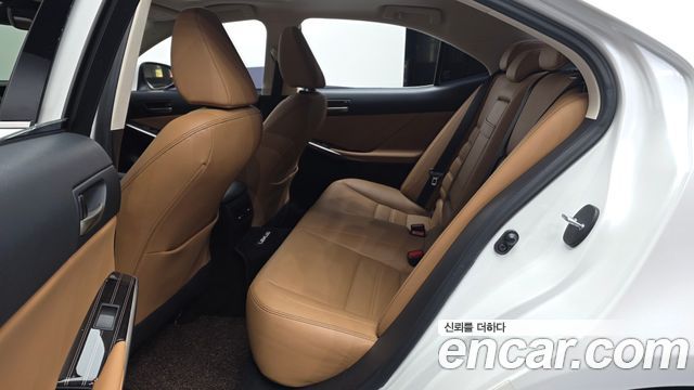 Lexus IS 2019 — photo 16