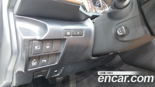 Lexus IS 2019 — photo 28