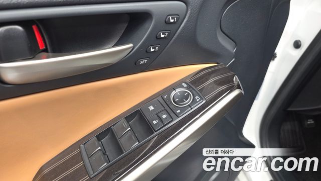Lexus IS 2019 — photo 29