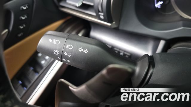 Lexus IS 2019 — photo 30