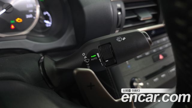 Lexus IS 2019 — photo 31