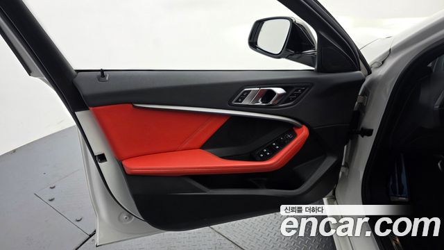 BMW 1-Series 2022 — photo 14
