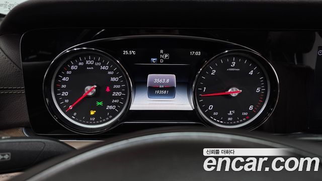 Mercedes-Benz E-Class 2017 — photo 11