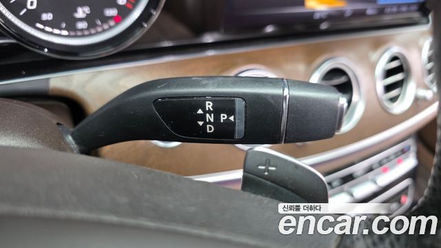 Mercedes-Benz E-Class 2017 — photo 12
