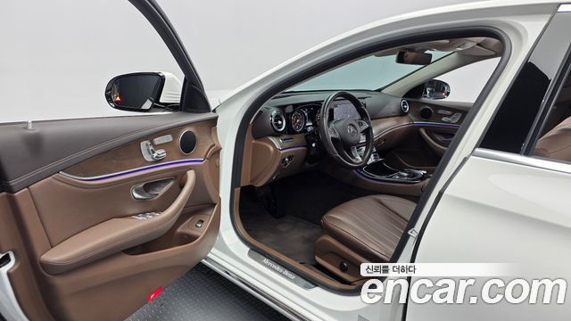 Mercedes-Benz E-Class 2017 — photo 13