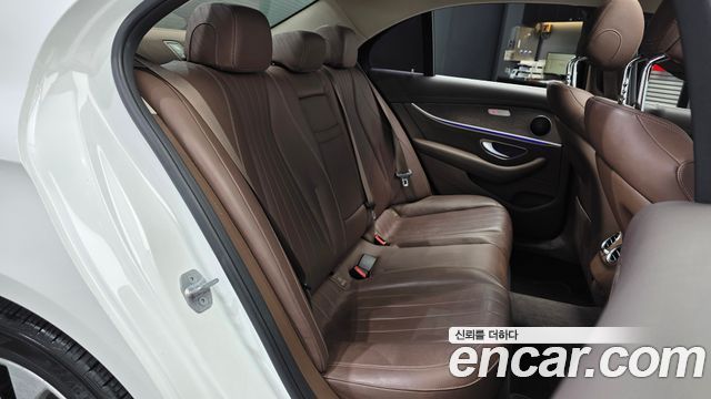 Mercedes-Benz E-Class 2017 — photo 18