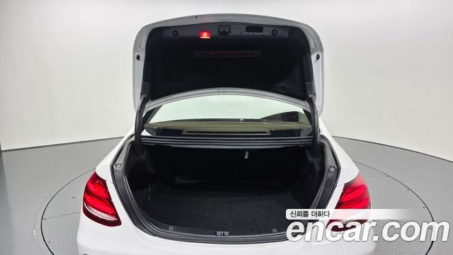 Mercedes-Benz E-Class 2017 — photo 26