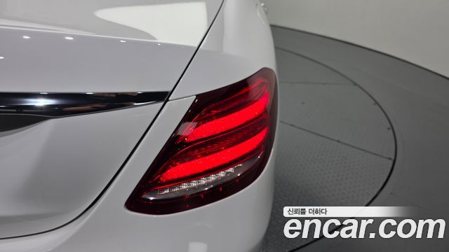 Mercedes-Benz E-Class 2017 — photo 9