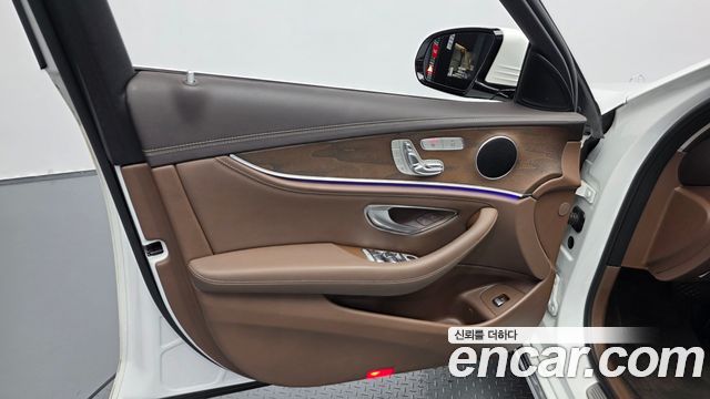 Mercedes-Benz E-Class 2017 — photo 14