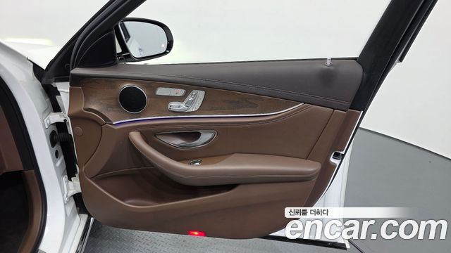 Mercedes-Benz E-Class 2017 — photo 15