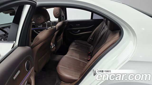 Mercedes-Benz E-Class 2017 — photo 16
