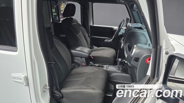 Jeep Wrangler 2015 — photo 11