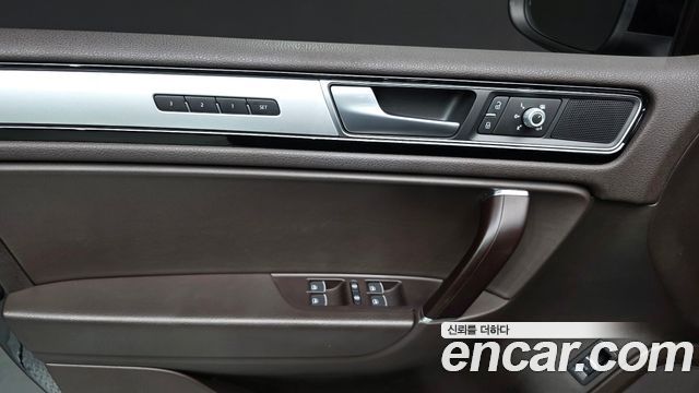 Volkswagen Touareg 2016 — photo 18