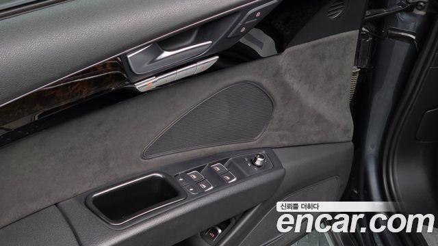 Audi A8 2015 — photo 16
