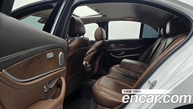 Mercedes-Benz E-Class 2019 — photo 12