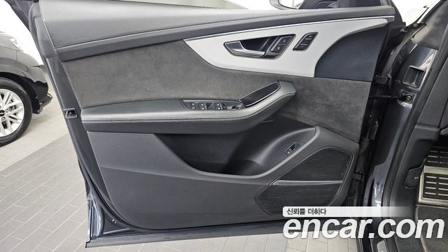 Audi Q8 2020 — photo 14