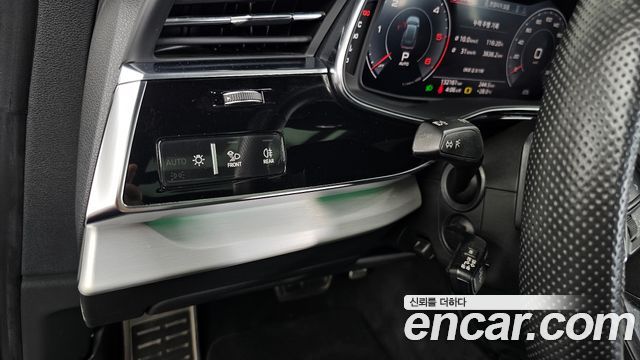 Audi Q8 2020 — photo 27