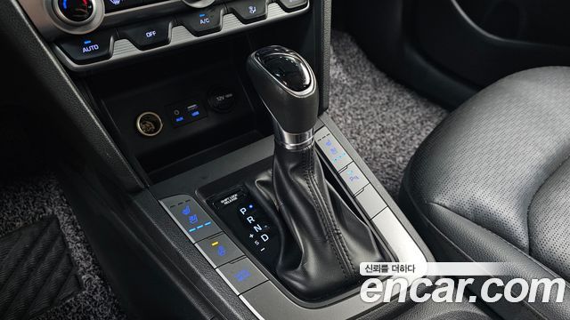 Hyundai AVANTE 2019 — photo 12
