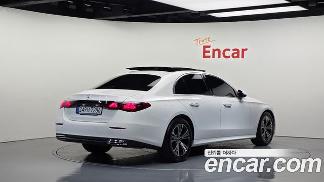 Mercedes-Benz E-Class 2025 — photo 2