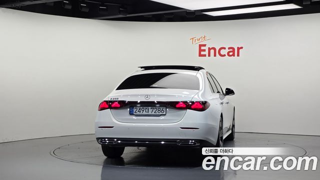 Mercedes-Benz E-Class 2025 — photo 4