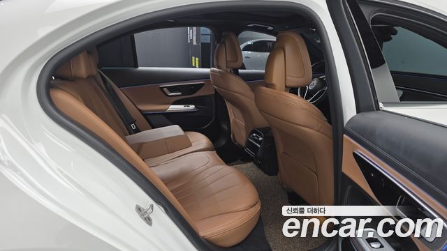 Mercedes-Benz E-Class 2025 — photo 11
