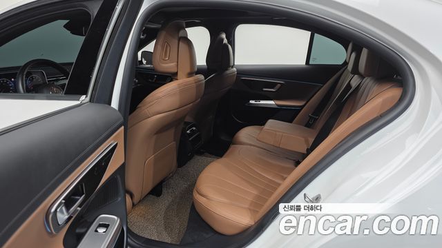 Mercedes-Benz E-Class 2025 — photo 12